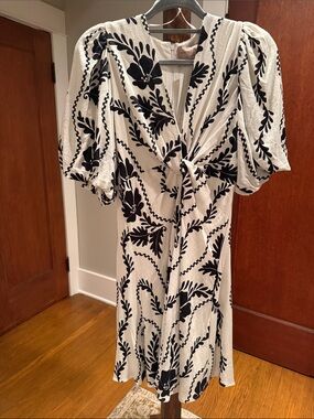 White Closet Elements NWT Twist Front Dress in Black & White Floral Women’s S